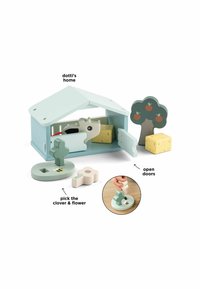 Speelhuisje met lichtblauwe houten buitenkant, open dak en een deur; bevat een boom, een dier en kleurrijke blokken om op te stapelen en te sorteren.