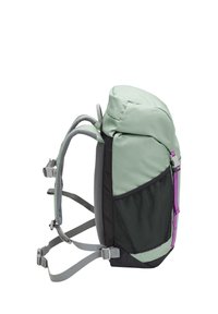 Ανοιχτοπράσινο και μαύρο σακίδιο πεζοπορίας με επενδεδυμένους ιμάντες, δίχτυ πλευρική τσέπη και μοβ λεπτομέρεια πόρπης, εμφανιζόμενο από το πλάι.