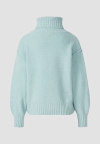 Jasnoniebieski sweter z wysokim żeberkowanym kołnierzem, opadającymi ramionami oraz żeberkowanymi mankietami i dołem. Miękka, fakturowana tkanina, lekko oversize.