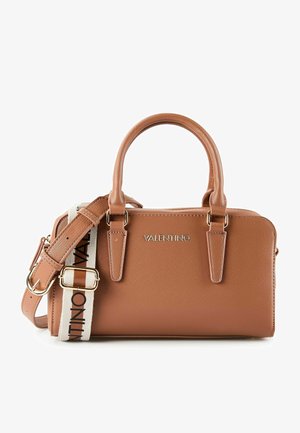 Sac à main Valentino marron avec double poignée et une bandoulière beige réglable portant la marque Valentino en noir.