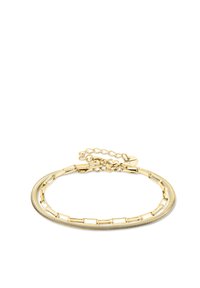 Bracciale in oro con un design a strati, caratterizzato da una catena serpentina flessibile e accenti di anelli dritti, fissato con un’estensione della catena e un gancio.