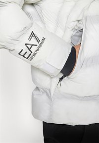 EA7 Emporio Armani CORTINA JACKET - Lyžiarska bunda - glowdark white