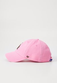 Rosa bomullsbasker med böjd skärm, brun logostickning och justerbart spänne. Har ventilationshål och en sidomärkestagg.