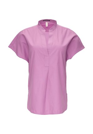 Jasnoróżowa bluzka z krótkim rękawem i kołnierzykiem mandarynkowym, z przodem zapinanym na guziki i luźnym krojem. Wykonana z gładkiej bawełny.