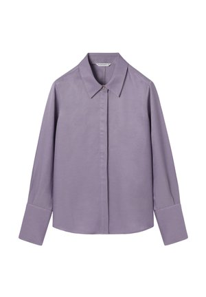 Hosszú ujjú levendulalila gombos ing széles mandzsettákkal és hegyes gallérral, fehér háttéren bemutatva.