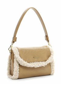 Kohvpruun kunstnahast käekott tekstuurse kreemja karvase äärisega, ristkülikukujuline, ühe rihmaga ja eest kuldse tooniga logoga detailiga.