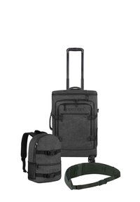 Drei Reisetaschen: ein grauer Rollkoffer mit ausziehbarem Griff, ein kleiner Rucksack mit zwei Schnallen und ein grüner verstellbarer Hüftgurt.