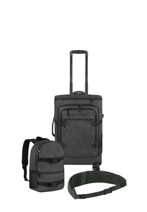 Drei Reisetaschen: ein grauer Rollkoffer mit ausziehbarem Griff, ein kleiner Rucksack mit zwei Schnallen und ein grüner verstellbarer Hüftgurt.