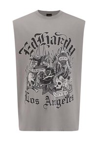 Camiseta sin mangas gris con un gran diseño gráfico negro que presenta calaveras, llamas y el texto "Ed Hardy" y "Los Ángeles".