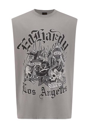 Grijs mouwloos T-shirt met een groot zwart grafisch ontwerp van schedels, vlammen en tekst die "Ed Hardy" en "Los Angeles" leest.