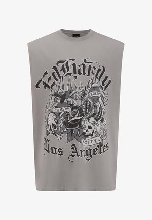 Grijs mouwloos T-shirt met een groot zwart grafisch ontwerp van schedels, vlammen en tekst die "Ed Hardy" en "Los Angeles" leest.