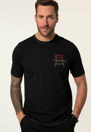 Sort kortærmet t-shirt lavet af bomuld, med et rødt og gråt grafisk design på brystet samt minimale syninger.