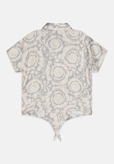 Camicia a maniche corte in tessuto grigio chiaro con un motivo floreale in beige morbido e crema, completata da un orlo spaccato e un dettaglio con fiocco.