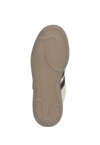 Semelle de chaussure en caoutchouc marron clair avec un motif en vagues ; présente une tige beige avec des rayures marron foncé sur les côtés.