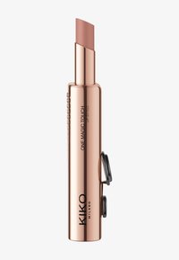 Tubito de barra de labios en oro rosa con un diseño elegante, que presenta una punta inclinada, acentos texturizados y la marca "KIKO MILANO" en el lateral.
