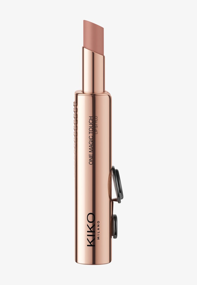 Tubito de barra de labios en oro rosa con un diseño elegante, que presenta una punta inclinada, acentos texturizados y la marca "KIKO MILANO" en el lateral.