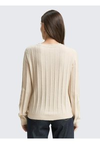 Hellbeige rippenstrick Pullover mit langen Ärmel, rundem Halsausschnitt und strukturiertem Muster; weiches Material mit leicht lockerer Passform.