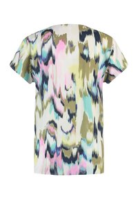 Blouse à manches courtes en tissu léger présentant un motif abstrait de verts, de bleus, de roses et de blancs, avec une coupe décontractée et un ourlet arrondi.