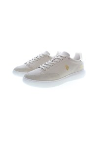 Beige sneakers med en slät läderöverdel och mockadetaljer. Har vita gummisulor, rund snörning och en gulddetalj med logotyp på sidan.