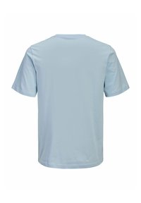 Lichtblauw T-shirt met korte mouwen van zacht katoen, met een eenvoudig ronde halsontwerp en een gladde textuur. Geen opvallende patronen of accenten.