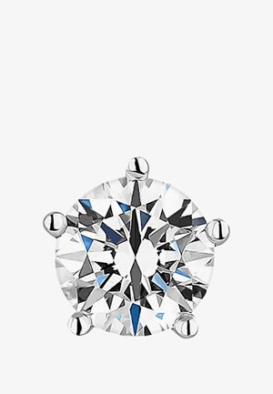 Pendiente de diamante redondo en oro blanco. La superficie facetada refleja la luz con tonos claros y azules. Montura de cuatro garras con acabado pulido.