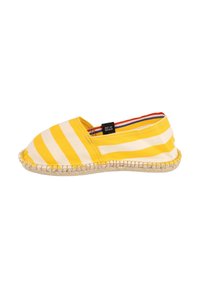 Espadrille slip-on à rayures jaunes et blanches avec semelle en jute tressé et doublure intérieure multicolore, étiquetée "ART OF SOULE".