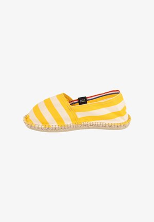 Espadrille slip-on à rayures jaunes et blanches avec semelle en jute tressé et doublure intérieure multicolore, étiquetée "ART OF SOULE".