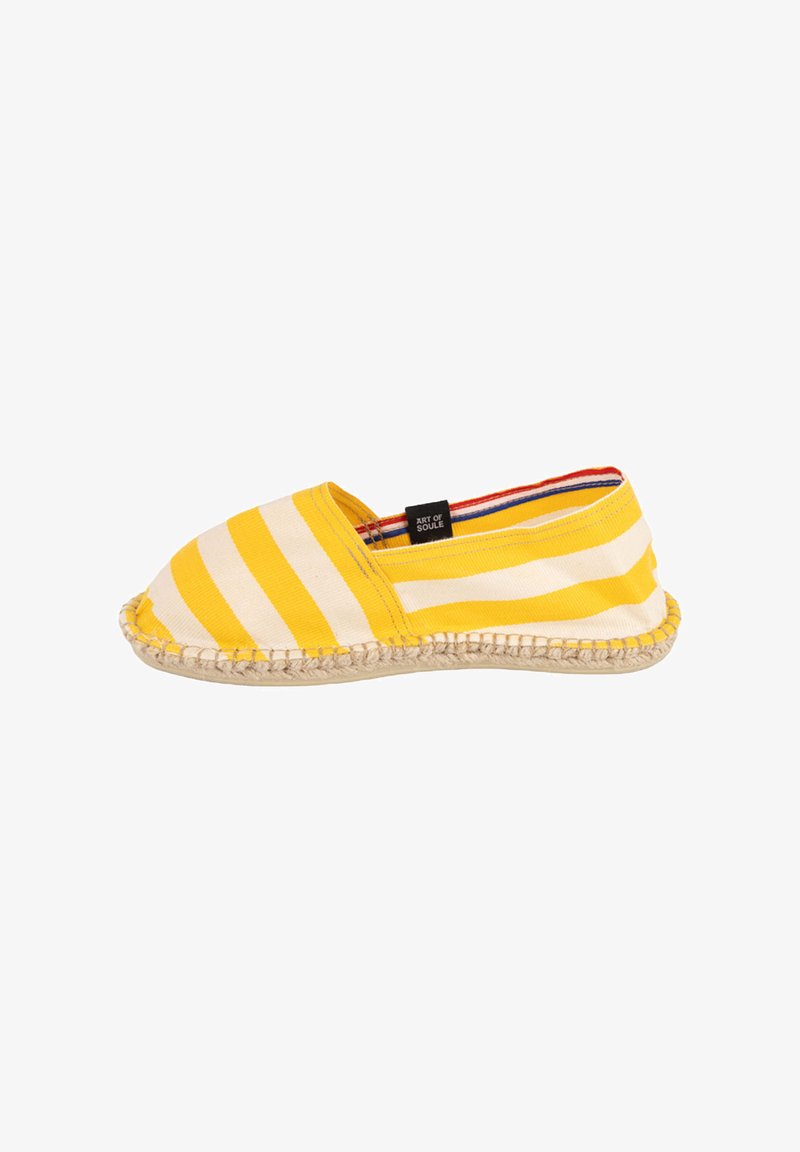 Espadrille slip-on à rayures jaunes et blanches avec semelle en jute tressé et doublure intérieure multicolore, étiquetée "ART OF SOULE".