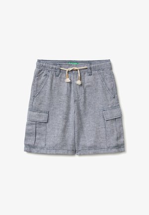 Lichtgrijze casual shorts met elastische tailleband, beige trekkoord, twee zijzakken en twee cargozakken met kleppen.