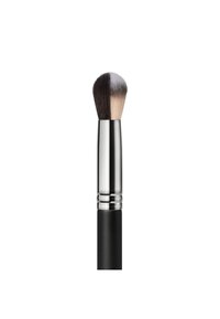 Pinceau de maquillage avec une tête de poils arrondie ; manche noir avec un fourreau métallique ; mélange de poils blancs et noirs doux.
