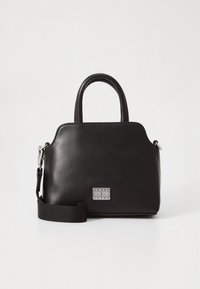 Sort læderhåndtaske med dobbelte håndtag og aftagelig skulderrem. Har en metallogo-plakette foran, glat tekstur og rundet form.