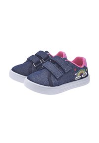 Chaussures en tissu denim bleu foncé avec des accents roses, dotées de deux sangles Velcro et d'un design de rainbow coloré sur le côté.