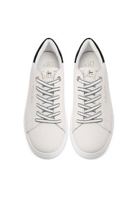 Sneakers in pelle bianca con accenti neri, dotati di lacci piatti bianchi e neri, punta rotonda e texture liscia. Dettaglio in oro con logo sui lati.