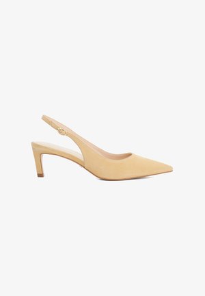 Beige slingback schoen met een spitse neus, gemaakt van soepel leer. Heeft een lage hak en een verstelbare band met een kleine gouden accent.