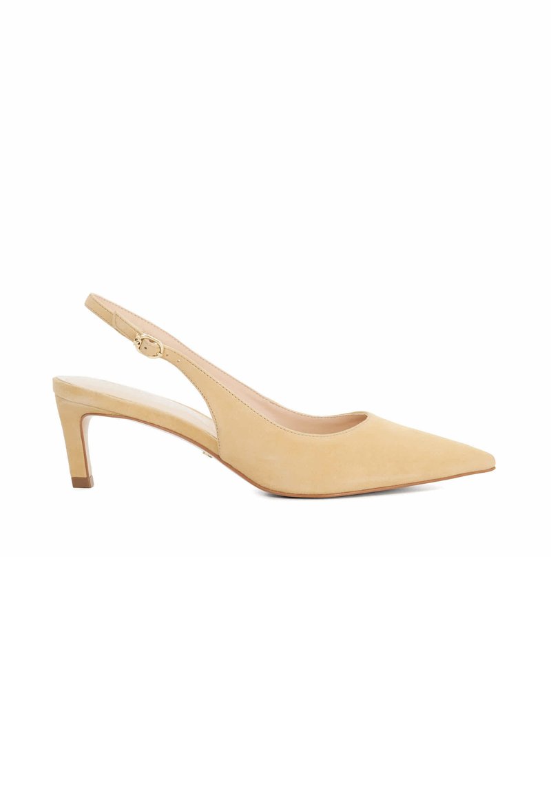 Chaussure beige à talon ouvert avec un bout pointu, en cuir lisse. Présente un talon bas et une sangle réglable avec un petit accent doré.