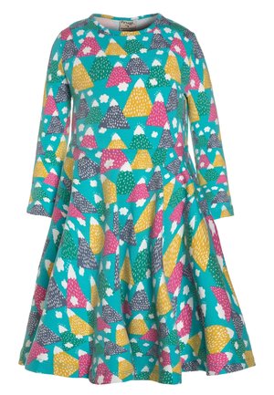 Turquoise jurk met lange mouwen met kleurrijke berg- en wolkenpatronen in roze, geel, groen en grijs, met een uitlopende rok.