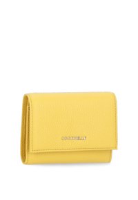 Portafoglio giallo in pelle con finitura testurizzata, caratterizzato da un design pieghevole e un accento logo argento sul fronte. Forma compatta e rettangolare.