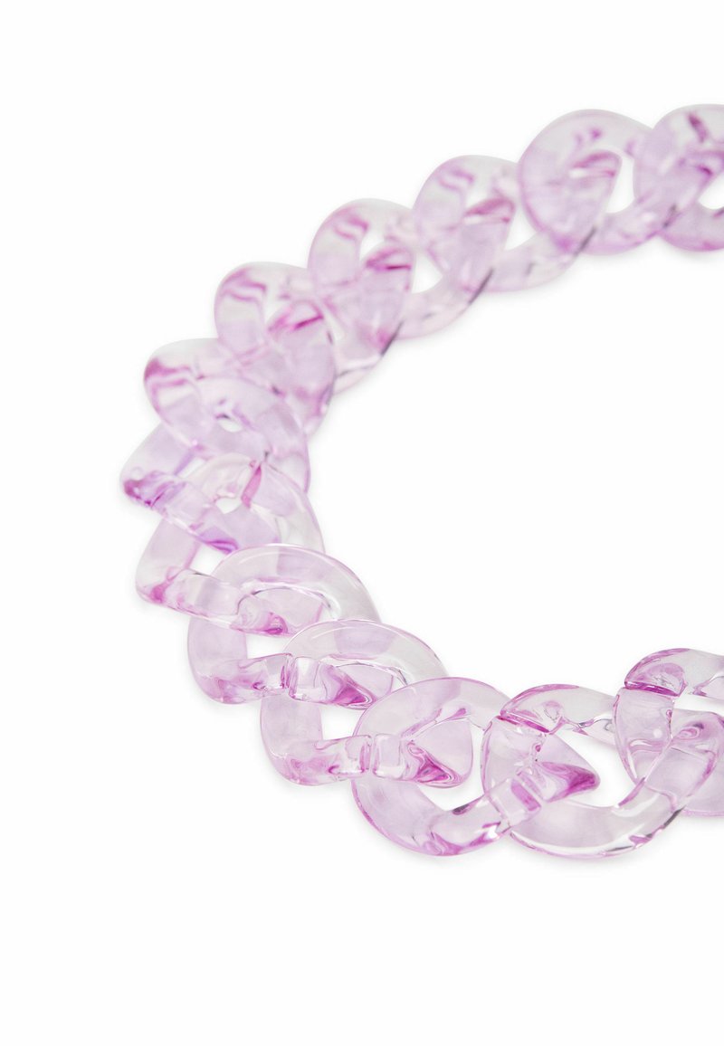 Collier translucide violet avec des pièces ovales liées, présentant une finition brillante, mettant en valeur des tons rose clair et une texture lisse.