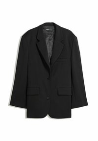 Fekete, szabott zakó, két elülső fedett zsebbel, egy mellzsebbel, két gombbal és selyem bélésű belső résszel.