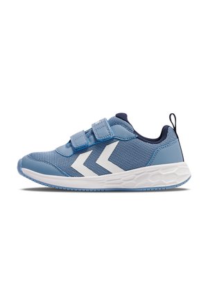 Baskets enfant bleu clair avec deux bandes Velcro, logo blanc sur le côté, doublure intérieure sombre et semelle blanche texturée.