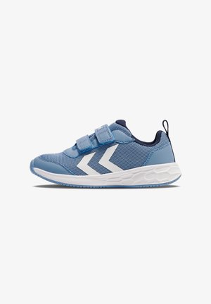 Baskets enfant bleu clair avec deux bandes Velcro, logo blanc sur le côté, doublure intérieure sombre et semelle blanche texturée.