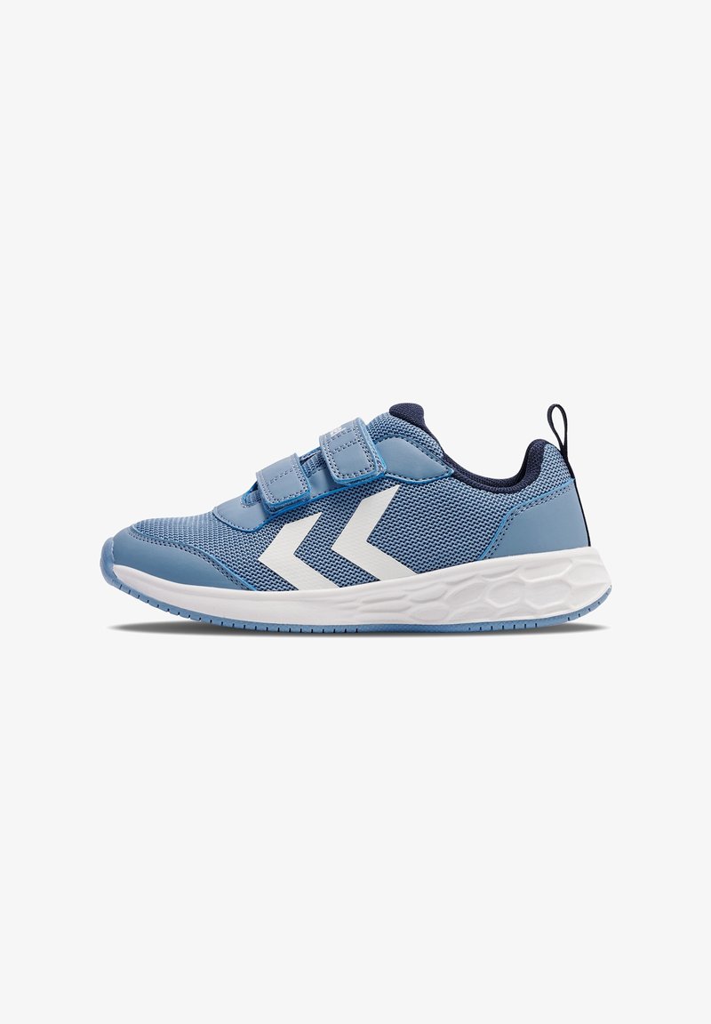 Baskets enfant bleu clair avec deux bandes Velcro, logo blanc sur le côté, doublure intérieure sombre et semelle blanche texturée.