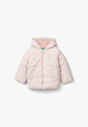 Jasnoróżowa pikowana kurtka dziecięca z kapturem wyłożonym miękkim futerkiem z imitacji, z zamkiem błyskawicznym z przodu i dwoma bocznymi kieszeniami.