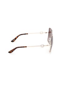 Lunettes de soleil élégantes avec des montures fines en métal doré, des verres dégradés foncés, des branches ornées d'un motif écaille de tortue et un pont incurvé.