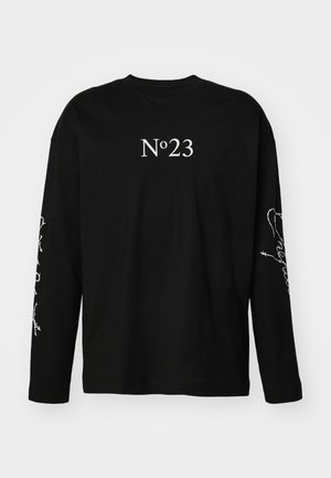 Musta pitkähiha paita, jossa valkoinen "Nº23"-teksti rinnassa ja valkoinen piikkilanka-kuvio kulkee molempia hihoja pitkin.