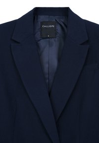 Blazer su misura blu navy con rever a pattina, foderato in satin all'interno e etichetta "Calliope" di taglia piccola all'interno del collo.