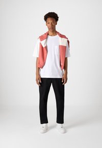 GAP SLIM PERFORMANCE STRETCH - Pantaloni chino - true black