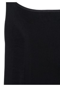 Tessuto a costine nero con una texture morbida, caratterizzato da un collo a barchetta e un design aderente. Concentrati sul motivo sottile e sui bordi lisci.
