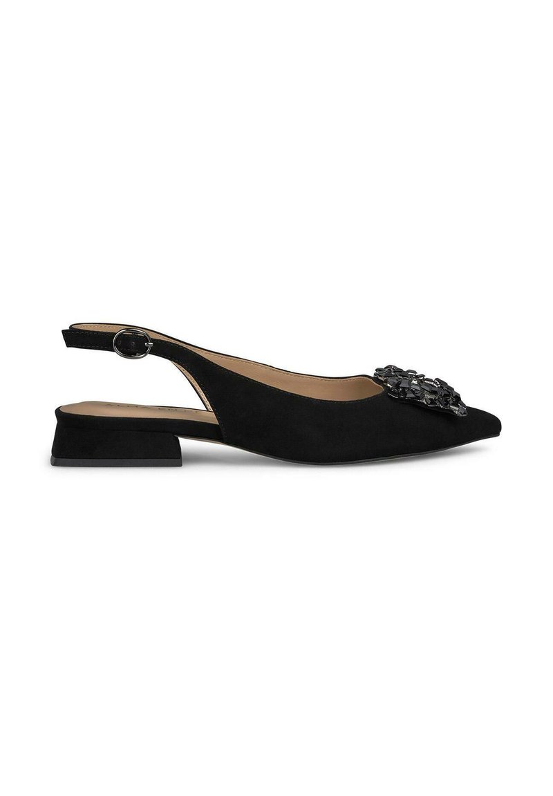 Chaussure slingback en suede noir avec un bout pointu, un petit talon carré et un embellissement floral décoratif sur le devant, dotée d'une sangle avec une boucle en argent.