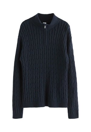 Marineblauwe kabelgebreide trui met een hoge kraag en een halve rits, voorzien van gestructureerde patronen en geribbelde boorden en zoom voor extra vormgeving.